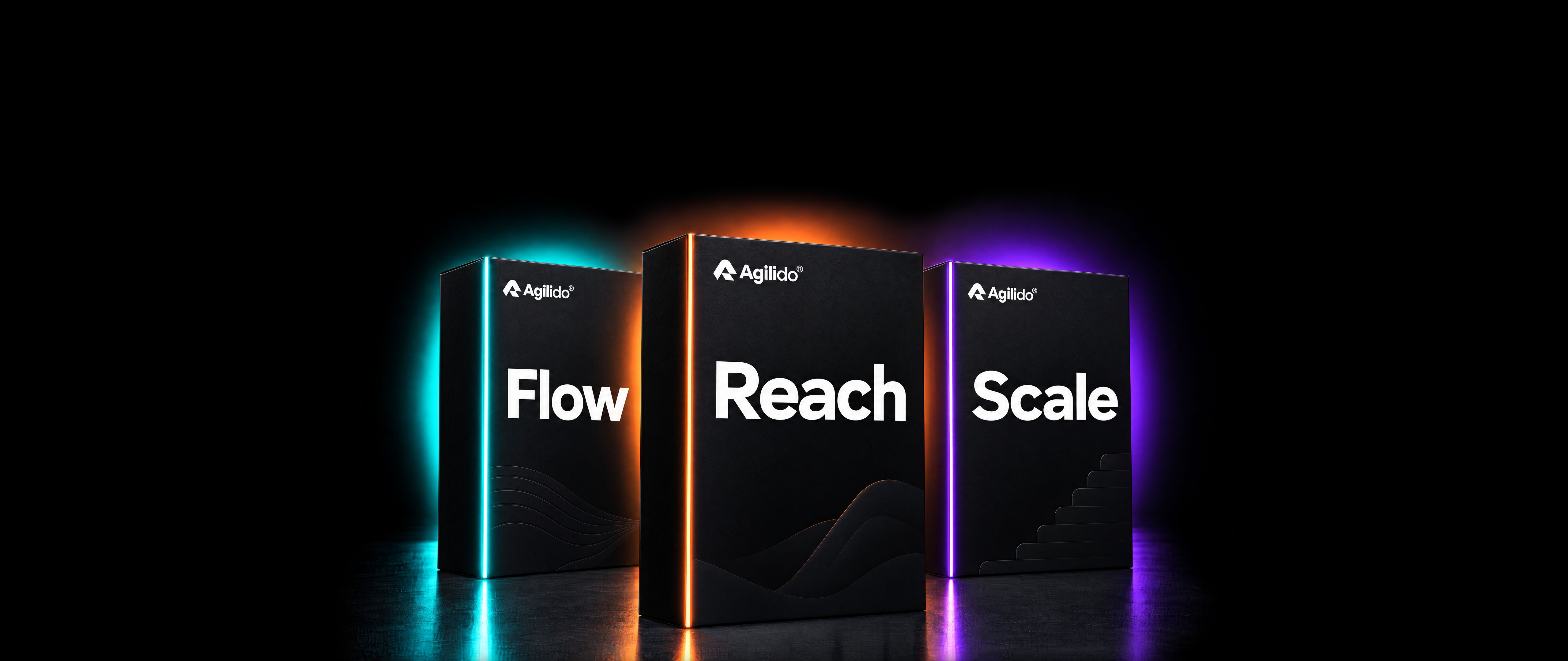 Drei schwarze Verpackungsboxen mit der Aufschrift „Flow“, „Reach“ und „Scale“ vor dunklem Hintergrund mit farbigem Licht.