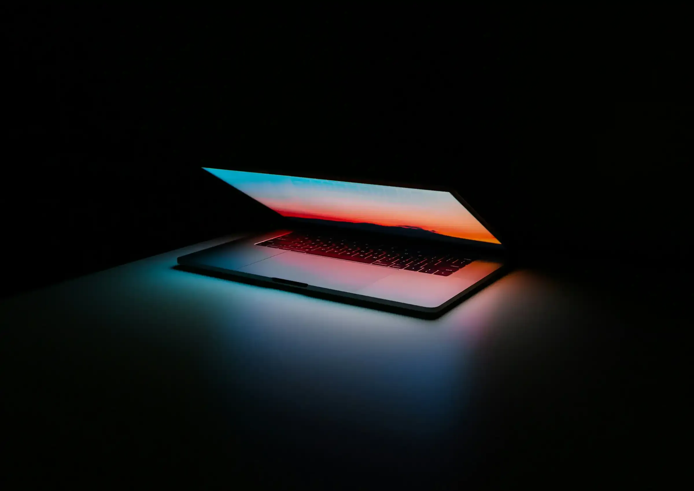 Laptop in halb geöffnetem Zustand, seitlich fotografiert
