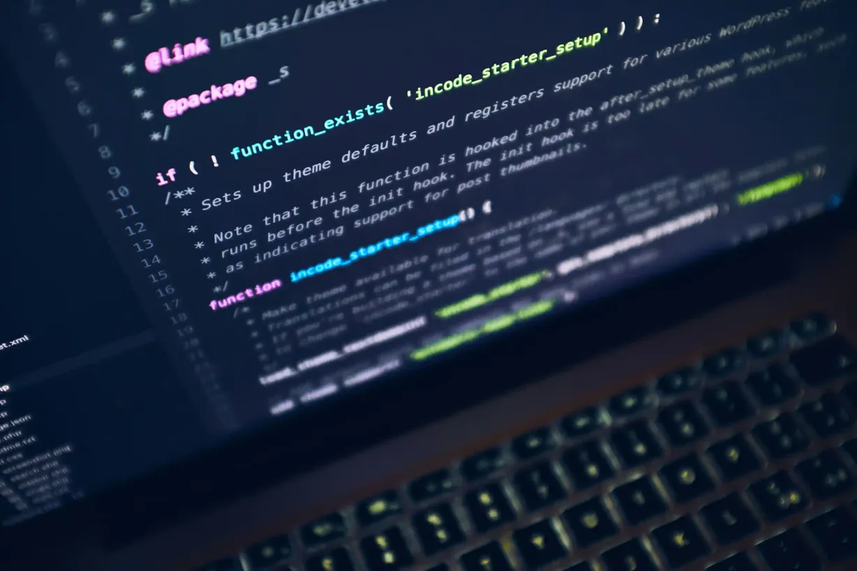 Laptopbildschirm zeigt Programmiercode auf einem Editor