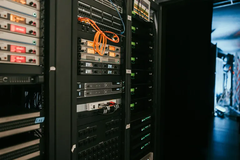 Ein Server-Rack in einem Serverraum